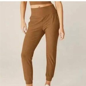 Beyond Yoga Midi Jogger in Toffee Heather